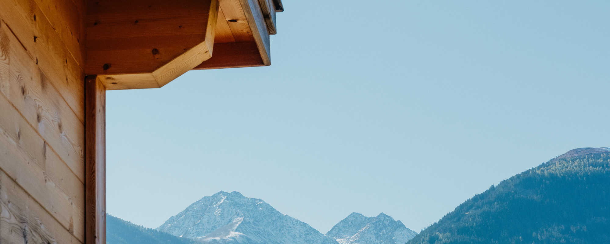 Blick von einer Hütte in die Berge