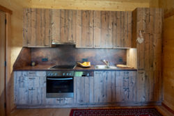 slider-15 Ansicht einer Küchenzeile in Holzoptik.