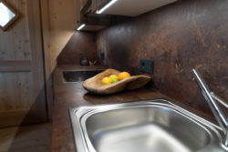 slider-2 Obstkorb auf der Küchenzeile. Spüle im Vordergrund.