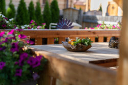 slider-22 Obstkorb auf einem Holztisch auf der Veranda. Blumen im Vordergrund.
